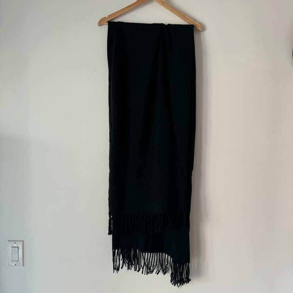 Black blanket scarf Brandy Melville